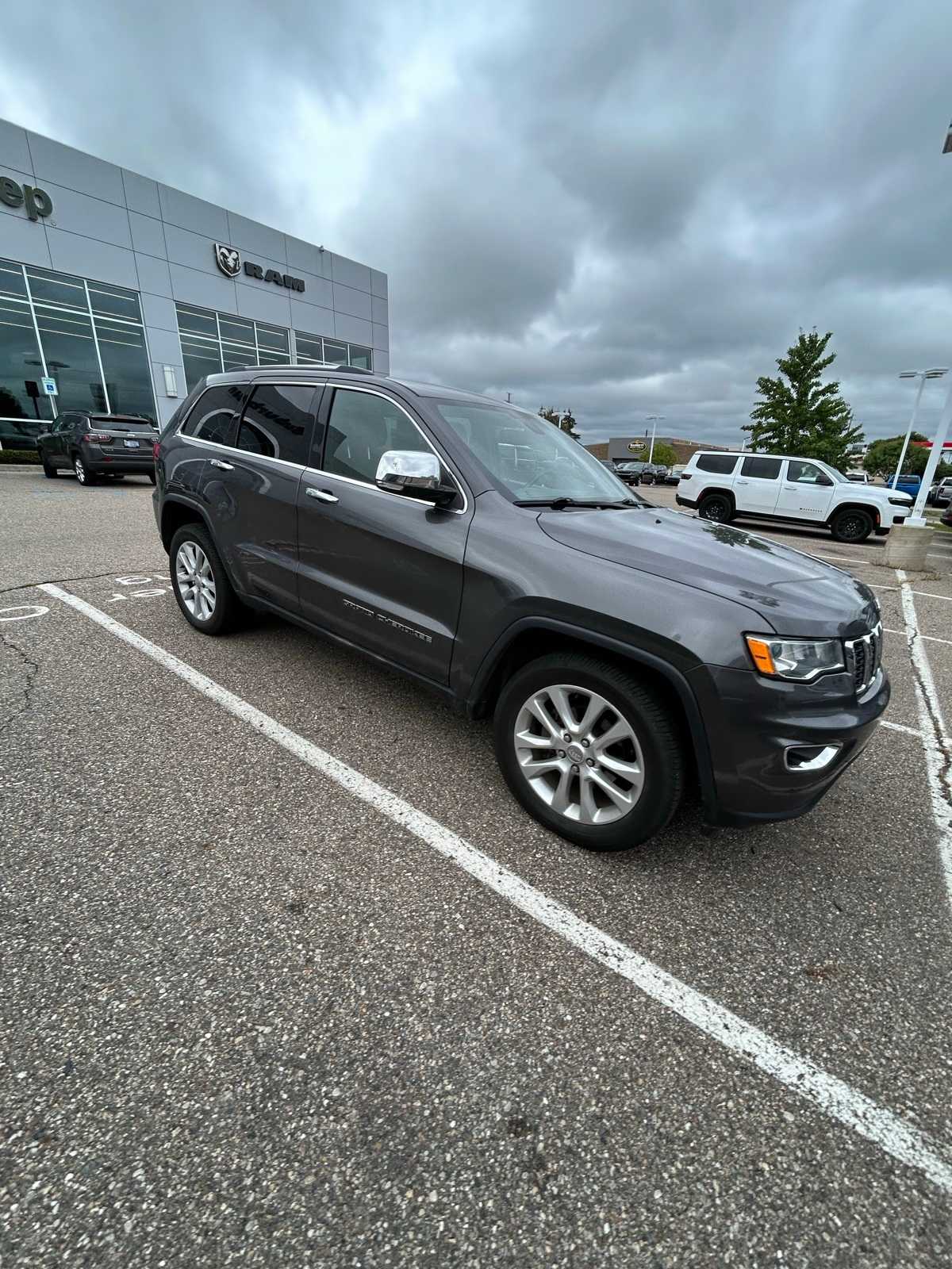 Thumbnail: 2017 Jeep Grand Cherokee - 11
