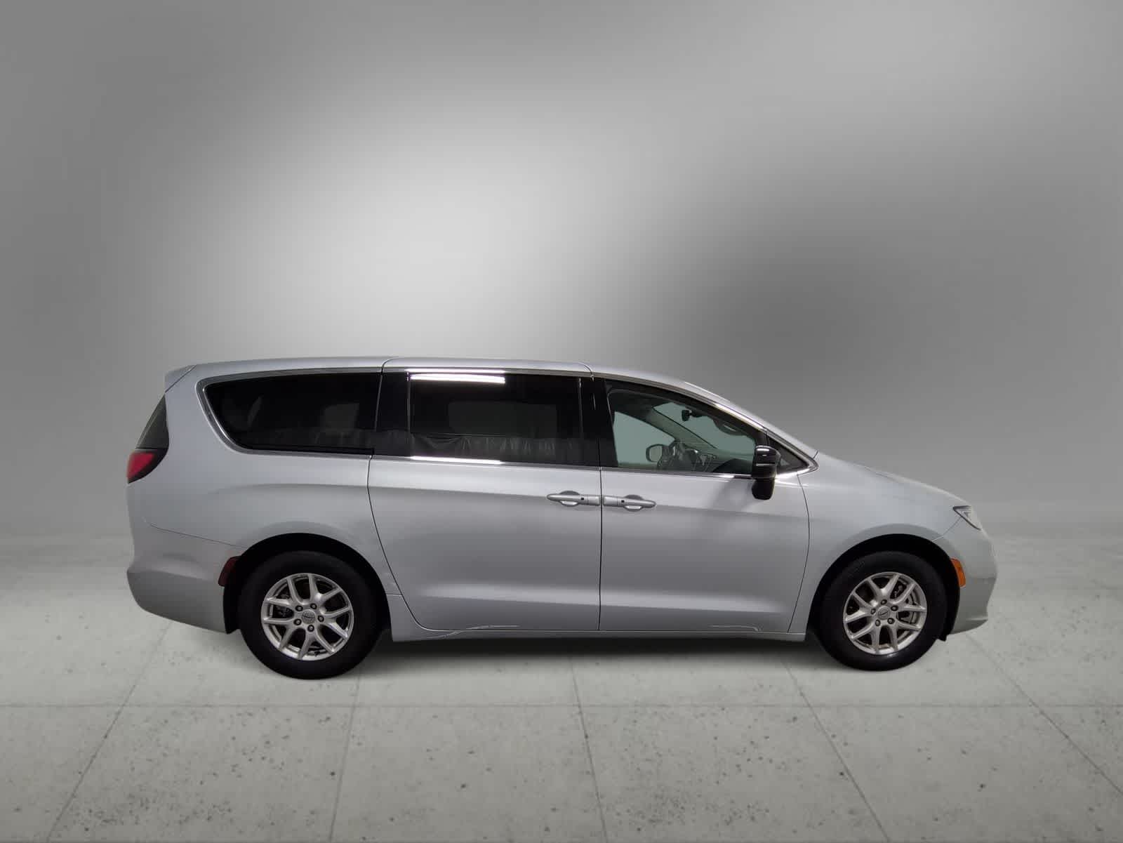 Thumbnail: 2024 Chrysler Pacifica - 9