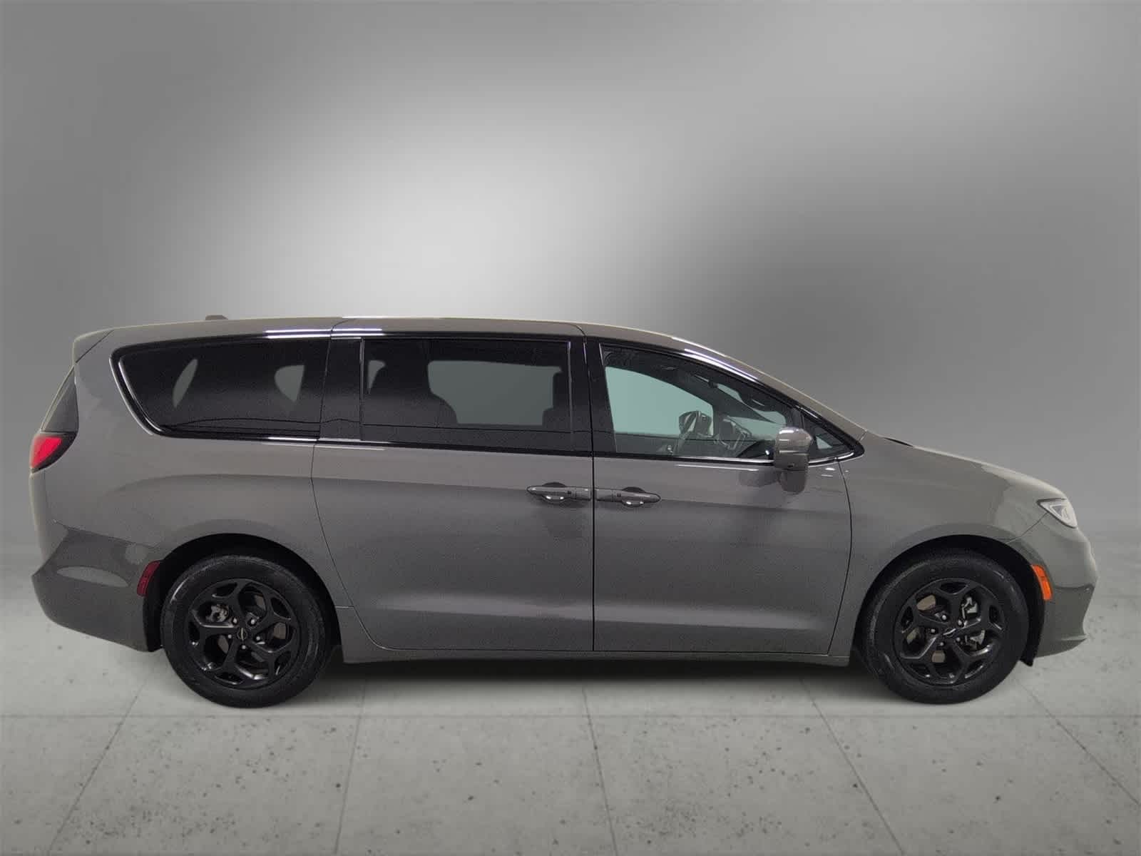 Thumbnail: 2022 Chrysler Pacifica - 9