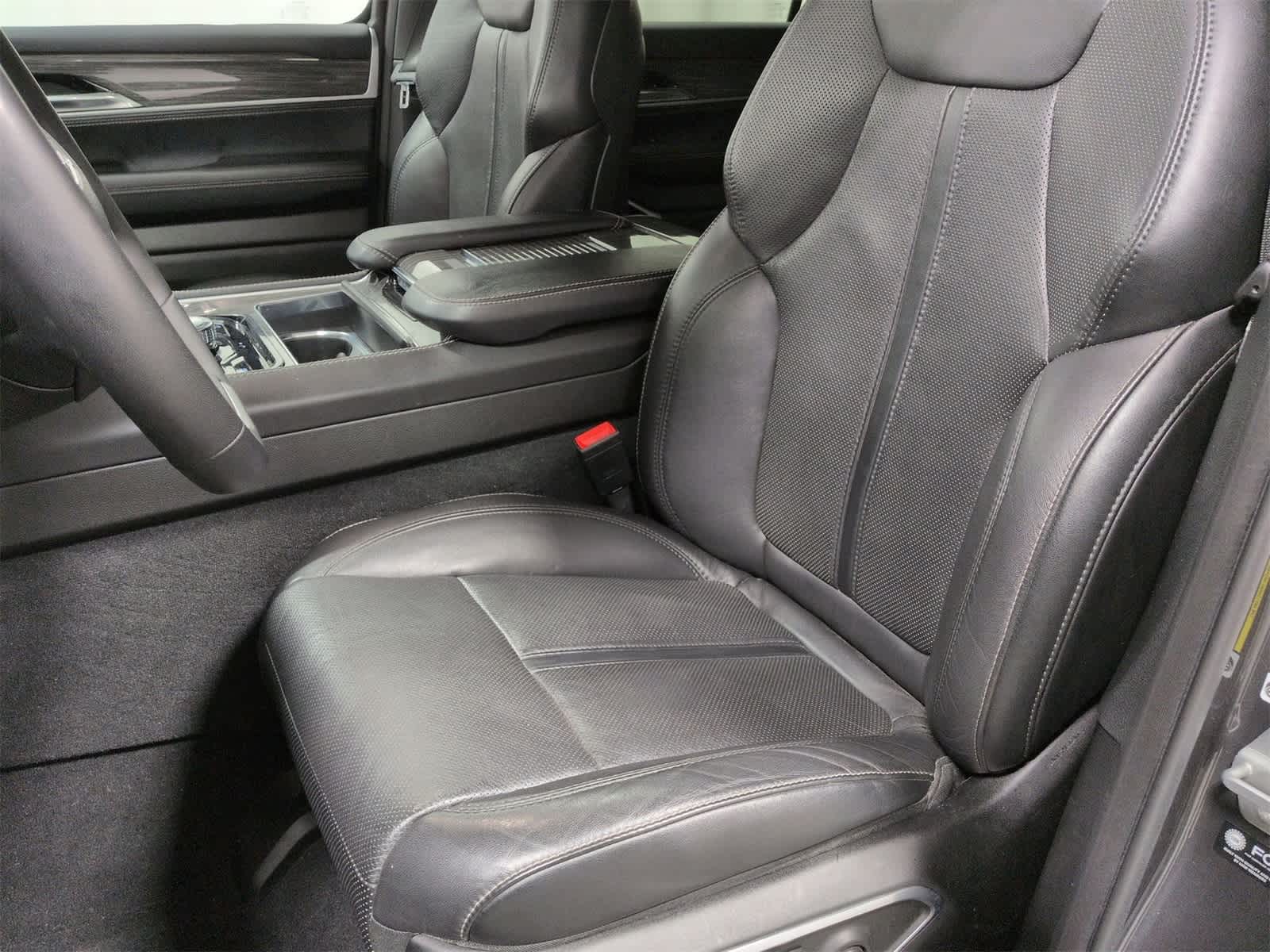 Thumbnail: 2022 Jeep Wagoneer - 17