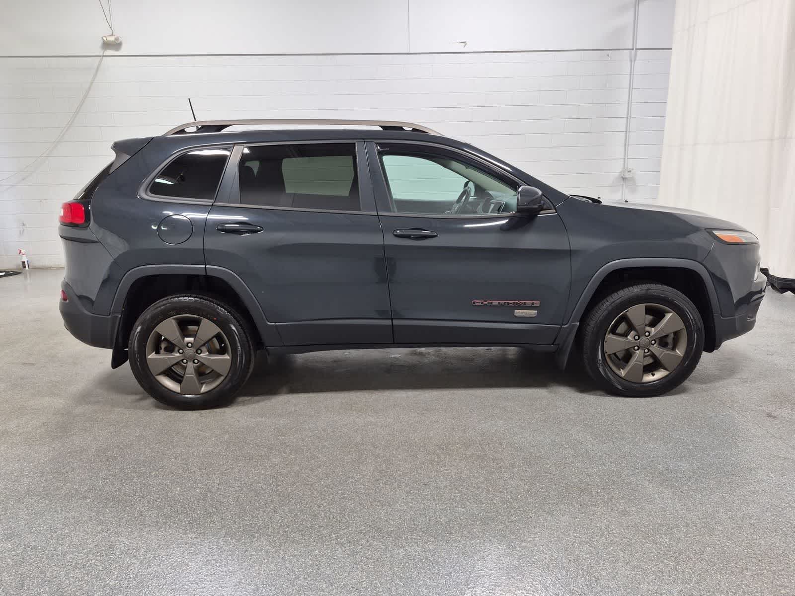 Thumbnail: 2017 Jeep Cherokee - 15