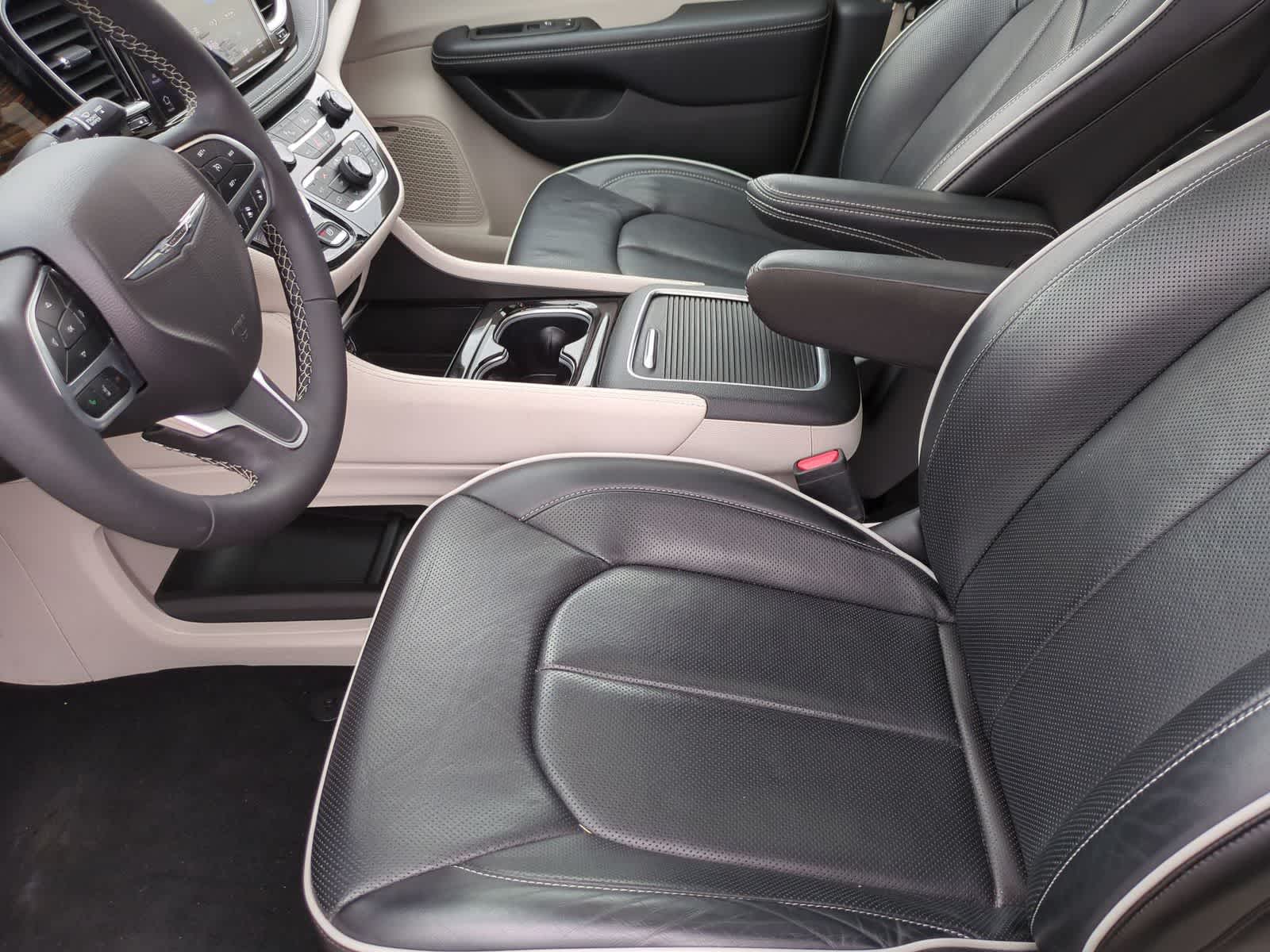 Thumbnail: 2022 Chrysler Pacifica - 17