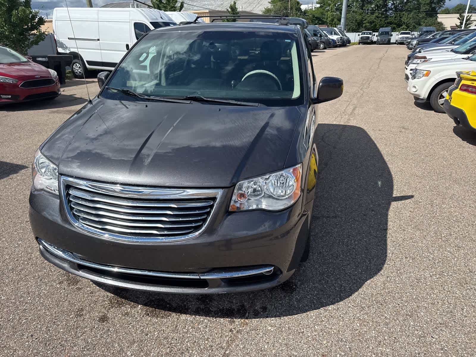 Thumbnail: 2015 Chrysler Town & Country - 3
