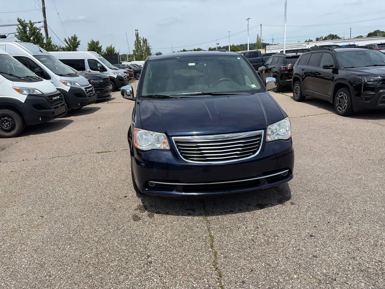Thumbnail: 2014 Chrysler Town & Country - 4