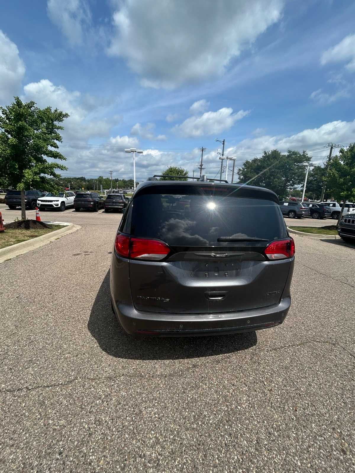 Thumbnail: 2019 Chrysler Pacifica - 19