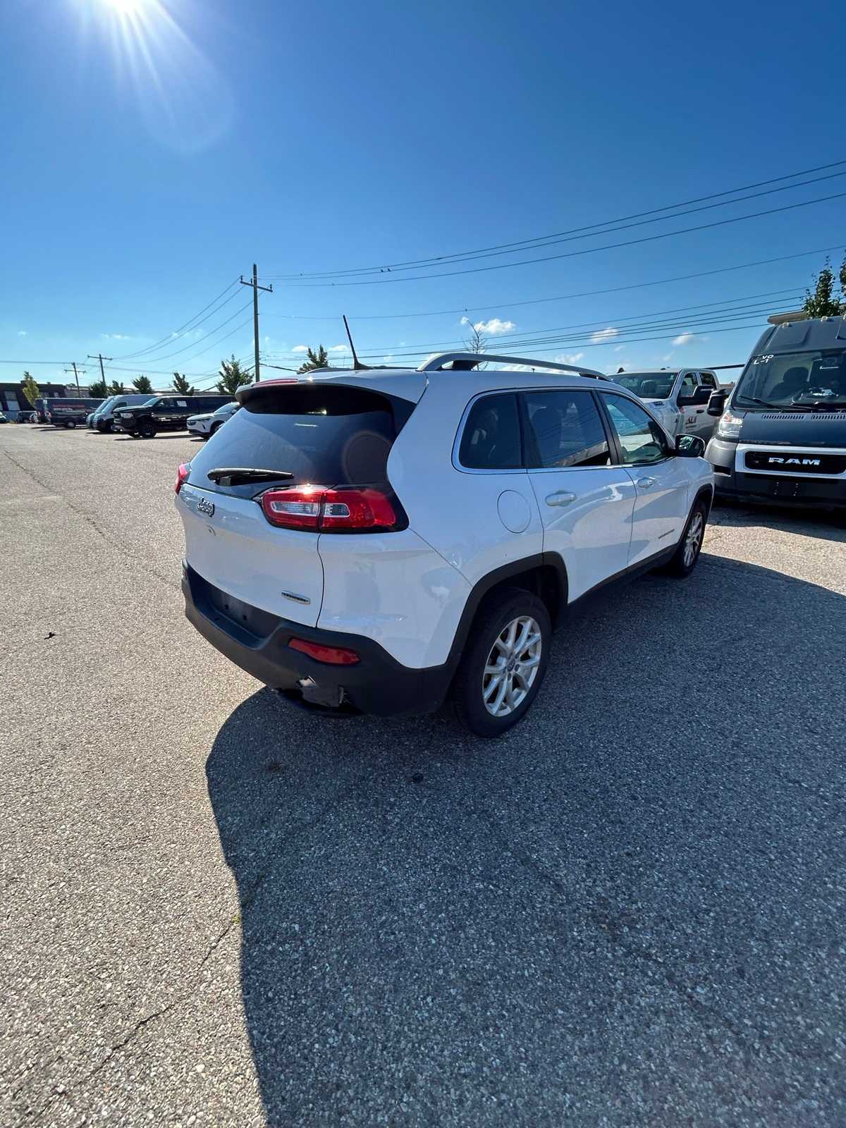 Thumbnail: 2016 Jeep Cherokee - 17
