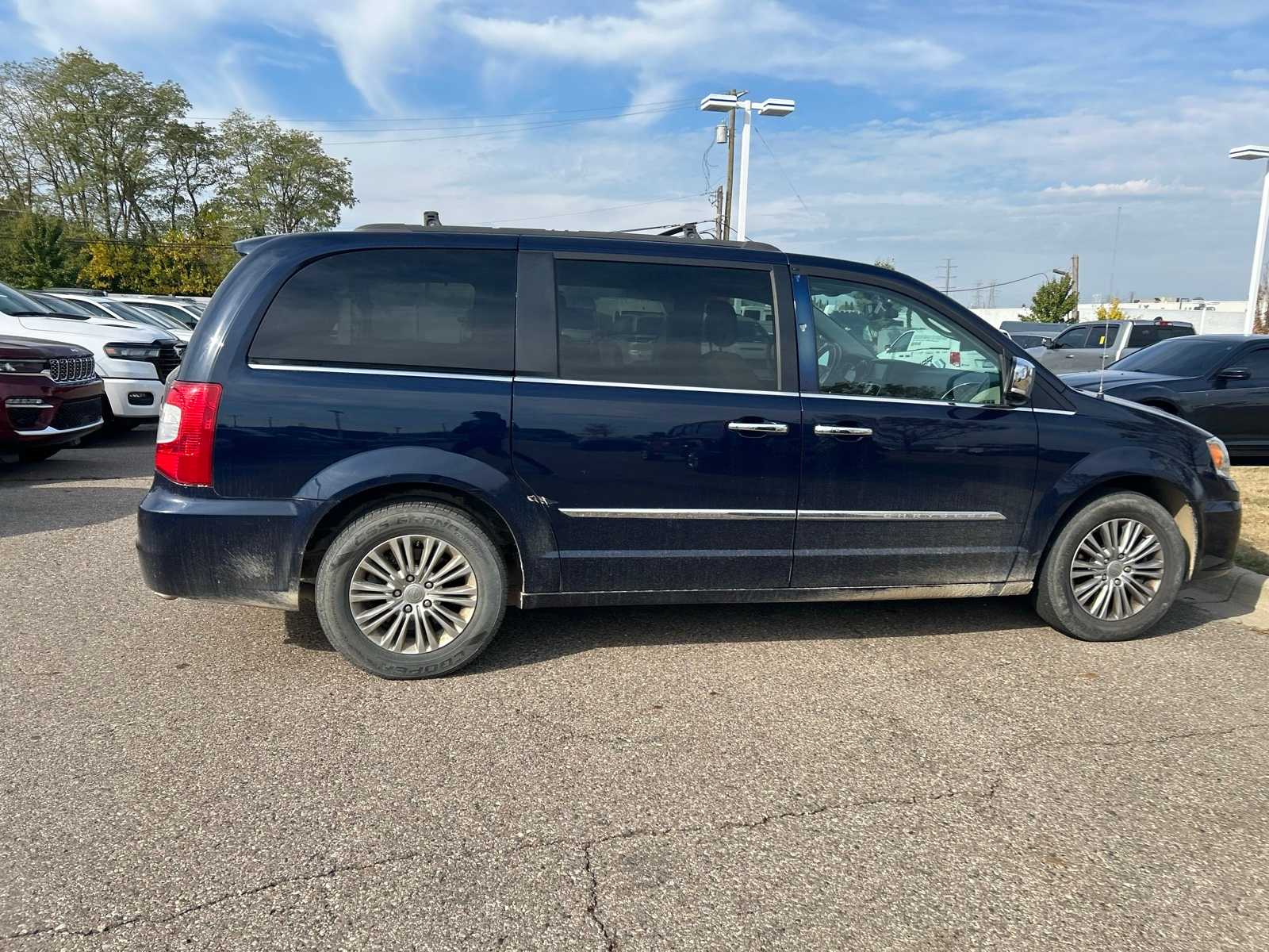 Thumbnail: 2016 Chrysler Town & Country - 11
