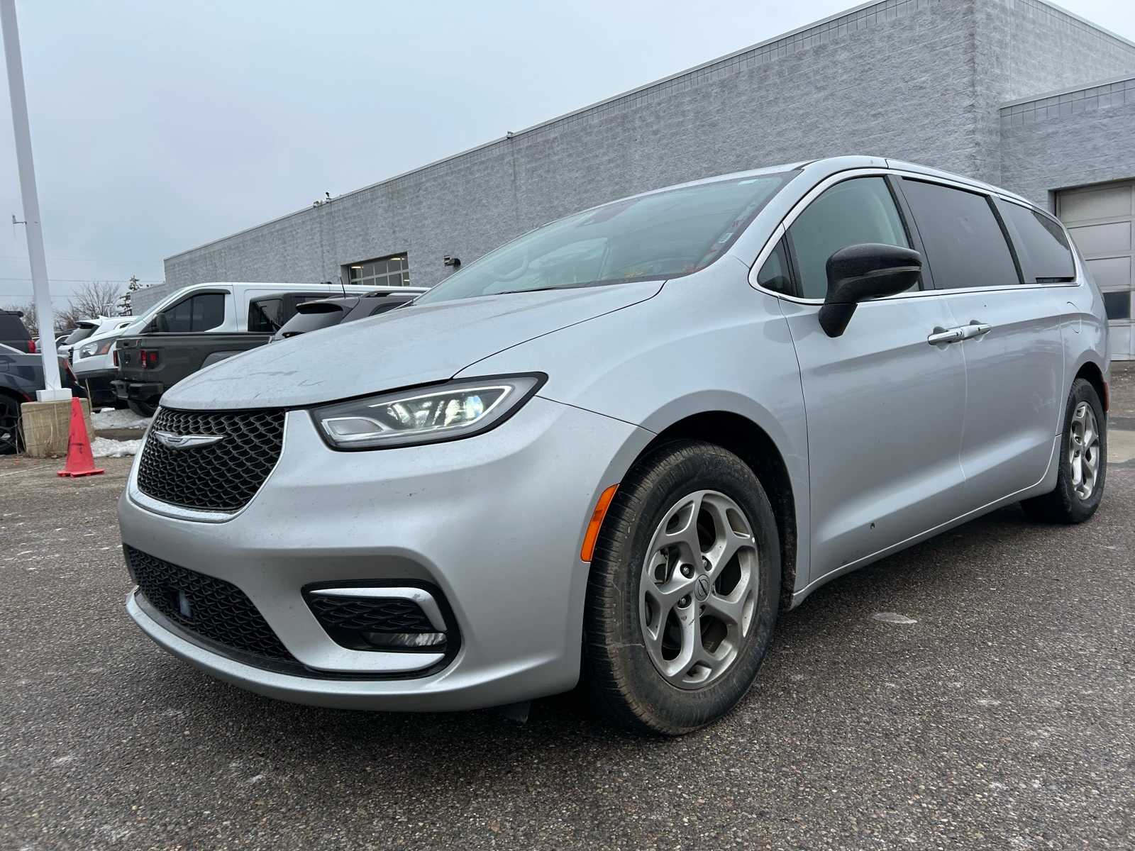 2024 Chrysler Pacifica Limited's photo