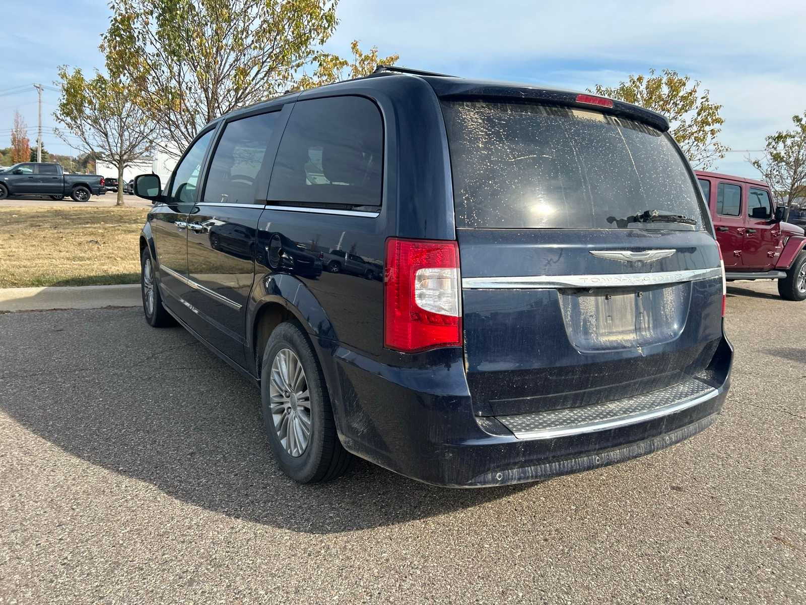 Thumbnail: 2016 Chrysler Town & Country - 20