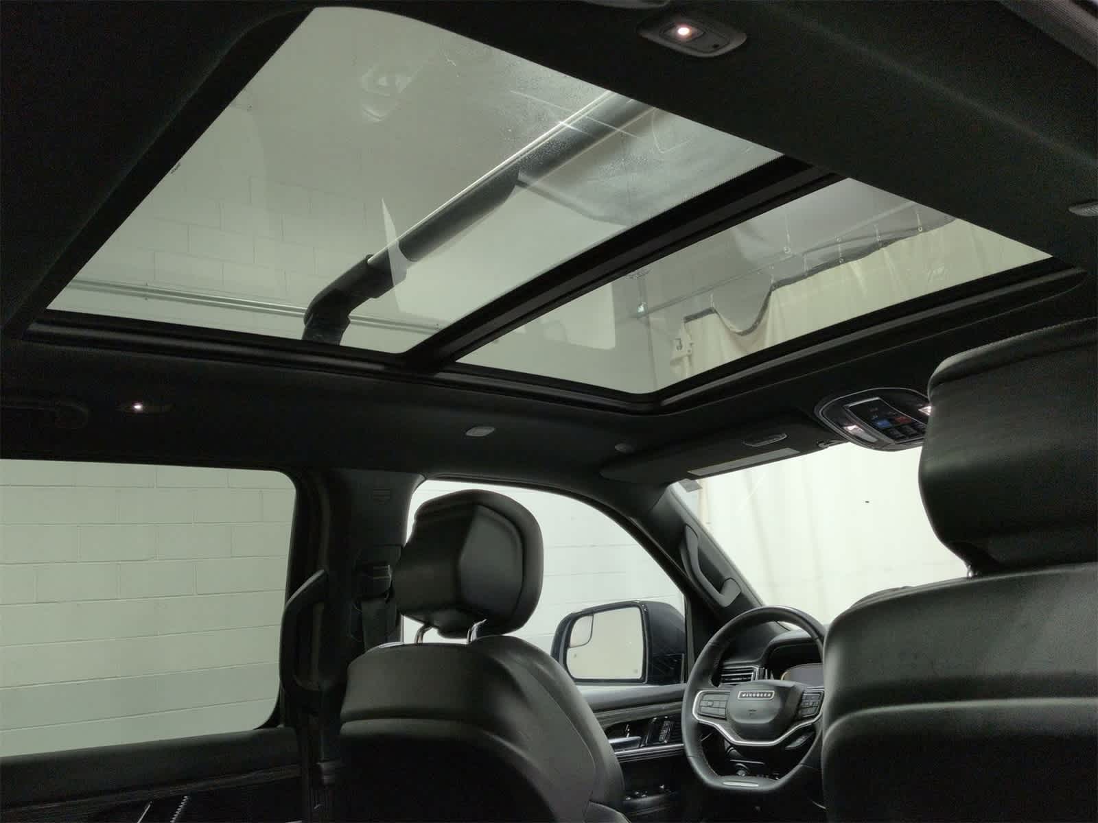 Thumbnail: 2022 Jeep Wagoneer - 23