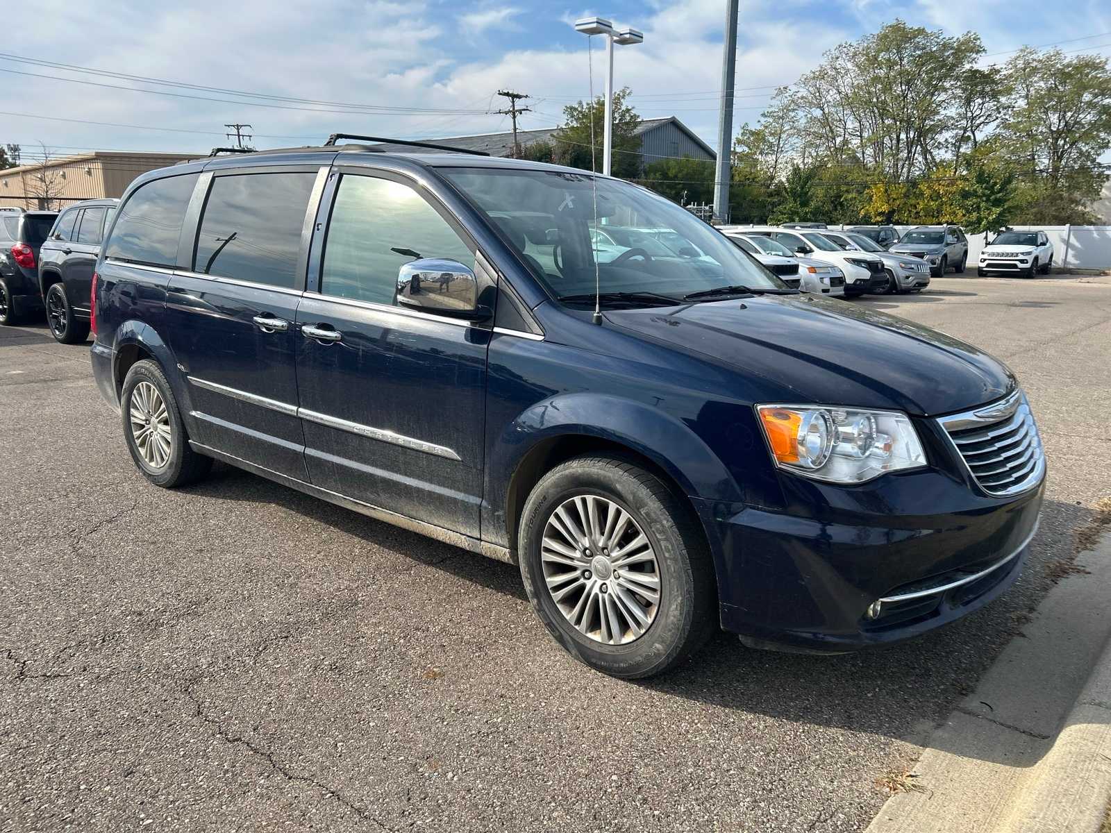 Thumbnail: 2016 Chrysler Town & Country - 10