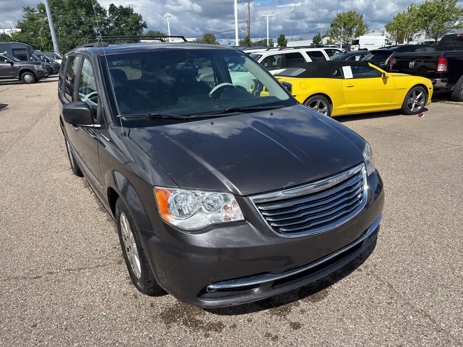 Thumbnail: 2015 Chrysler Town & Country - 6