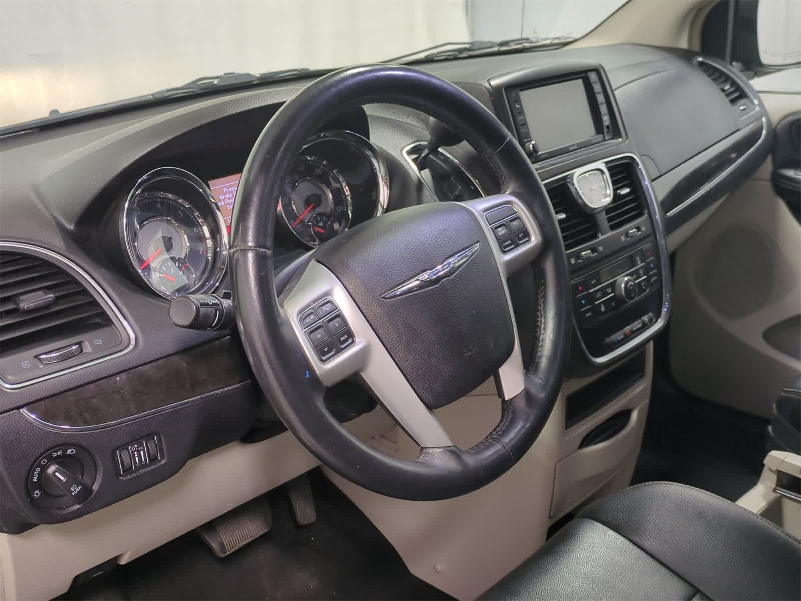 Thumbnail: 2016 Chrysler Town & Country - 10