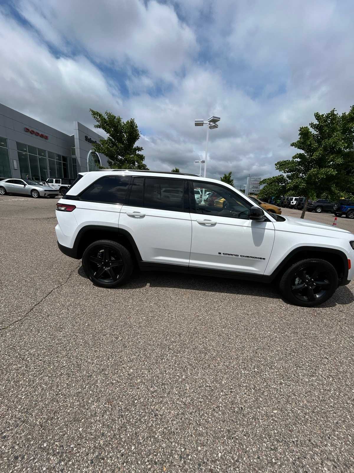 Thumbnail: 2023 Jeep Grand Cherokee - 10