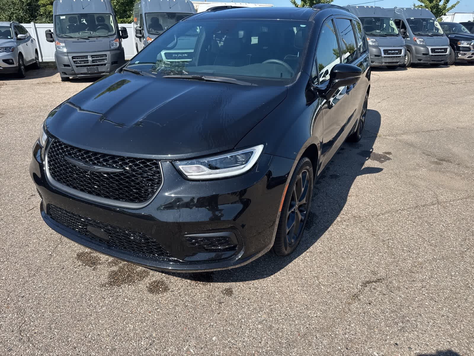 2023 Chrysler Pacifica Limited photo 2
