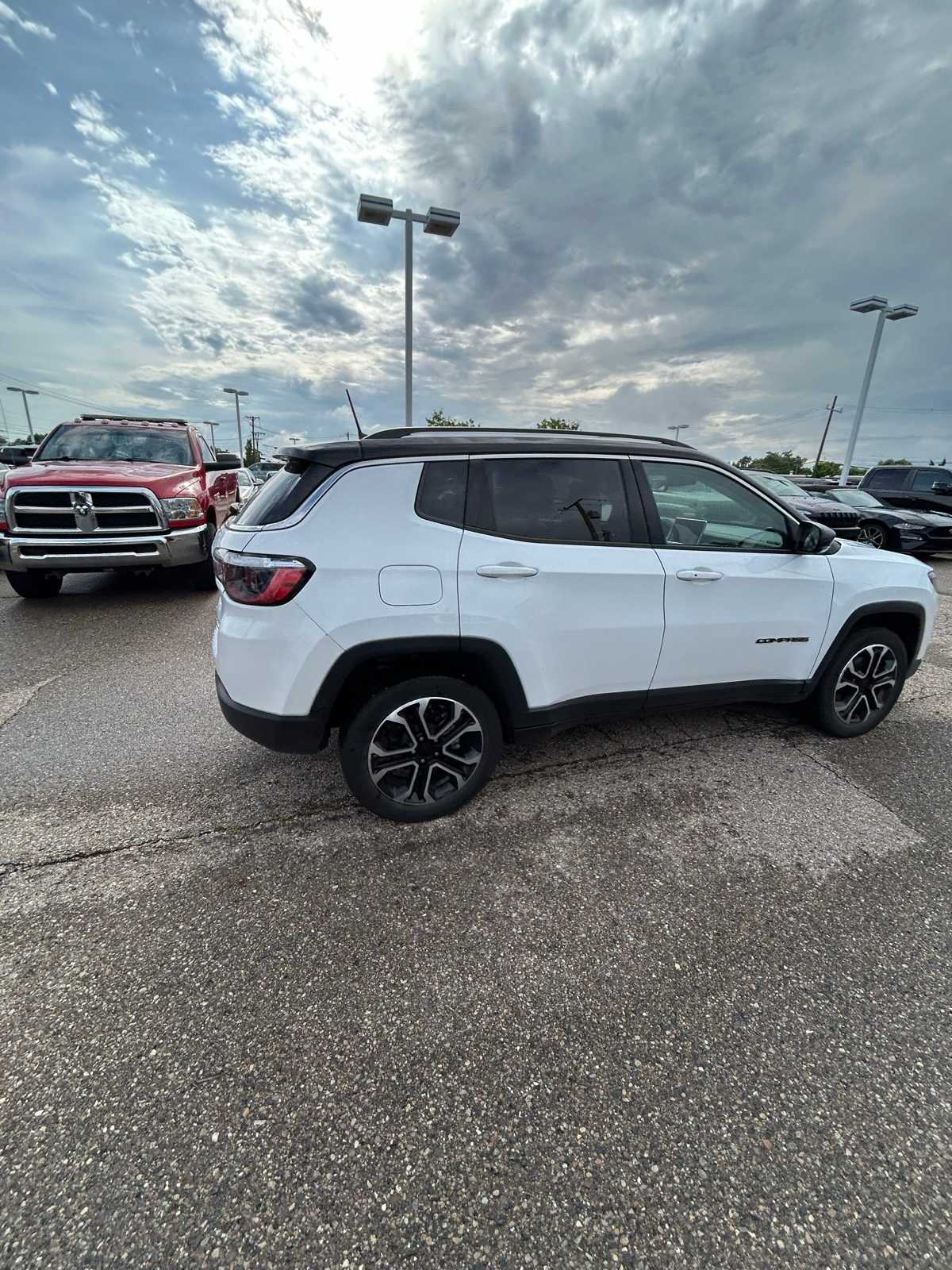 Thumbnail: 2022 Jeep Compass - 16