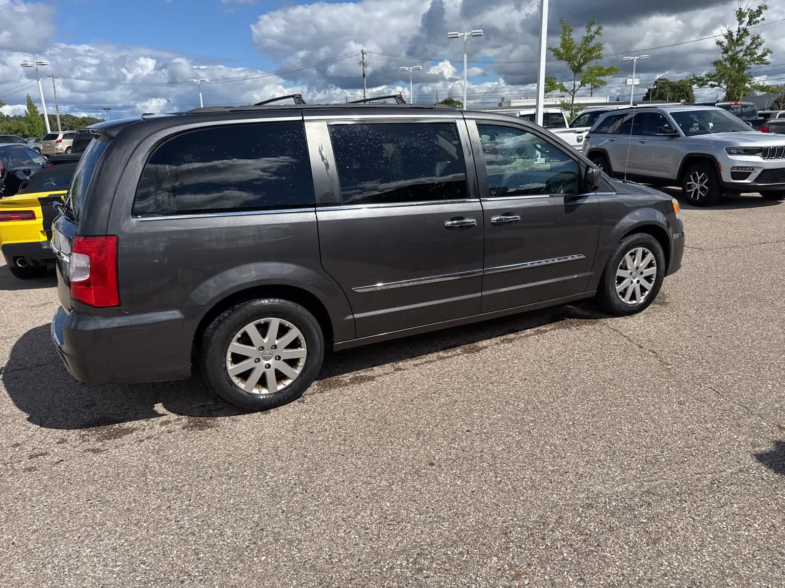 Thumbnail: 2015 Chrysler Town & Country - 13