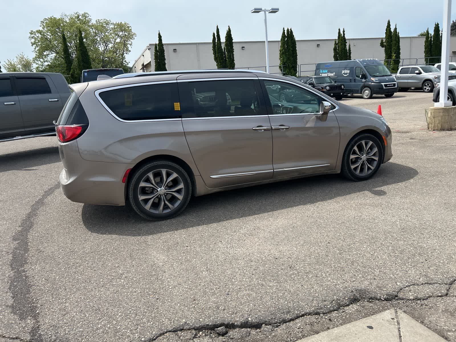 2018 Chrysler Pacifica Limited 16