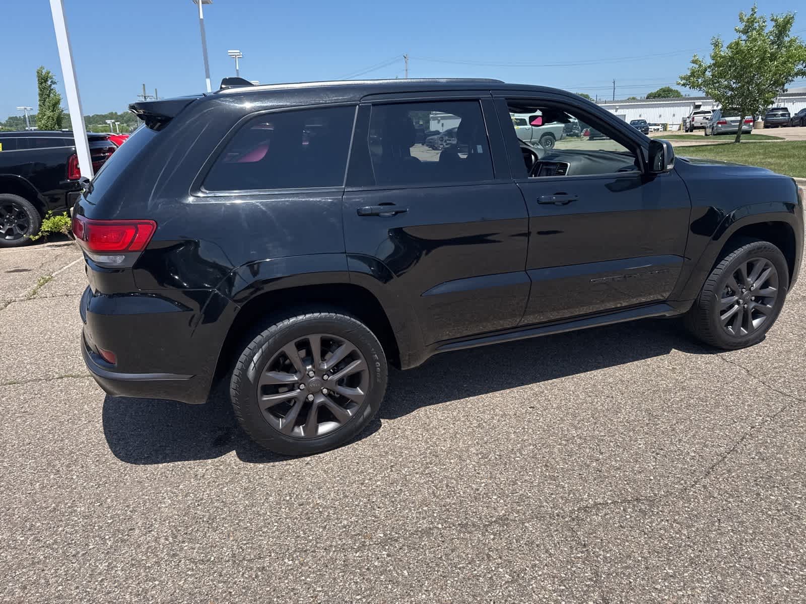 Thumbnail: 2018 Jeep Grand Cherokee - 17