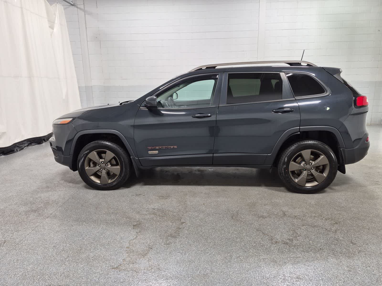 Thumbnail: 2017 Jeep Cherokee - 11