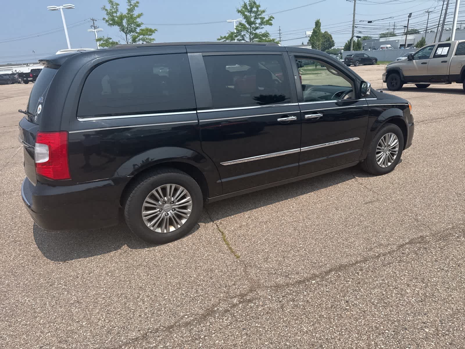 Thumbnail: 2016 Chrysler Town & Country - 14
