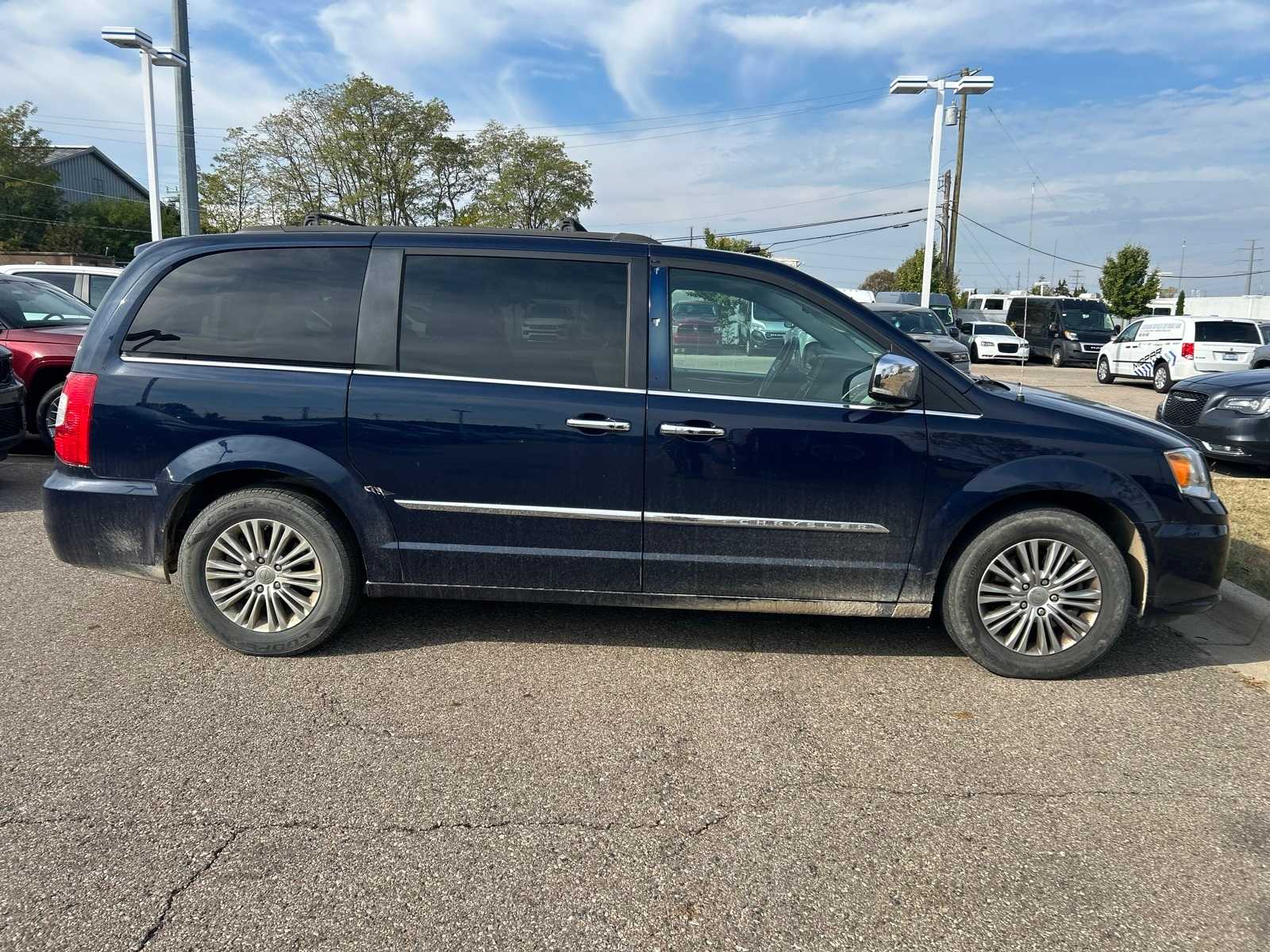 Thumbnail: 2016 Chrysler Town & Country - 13