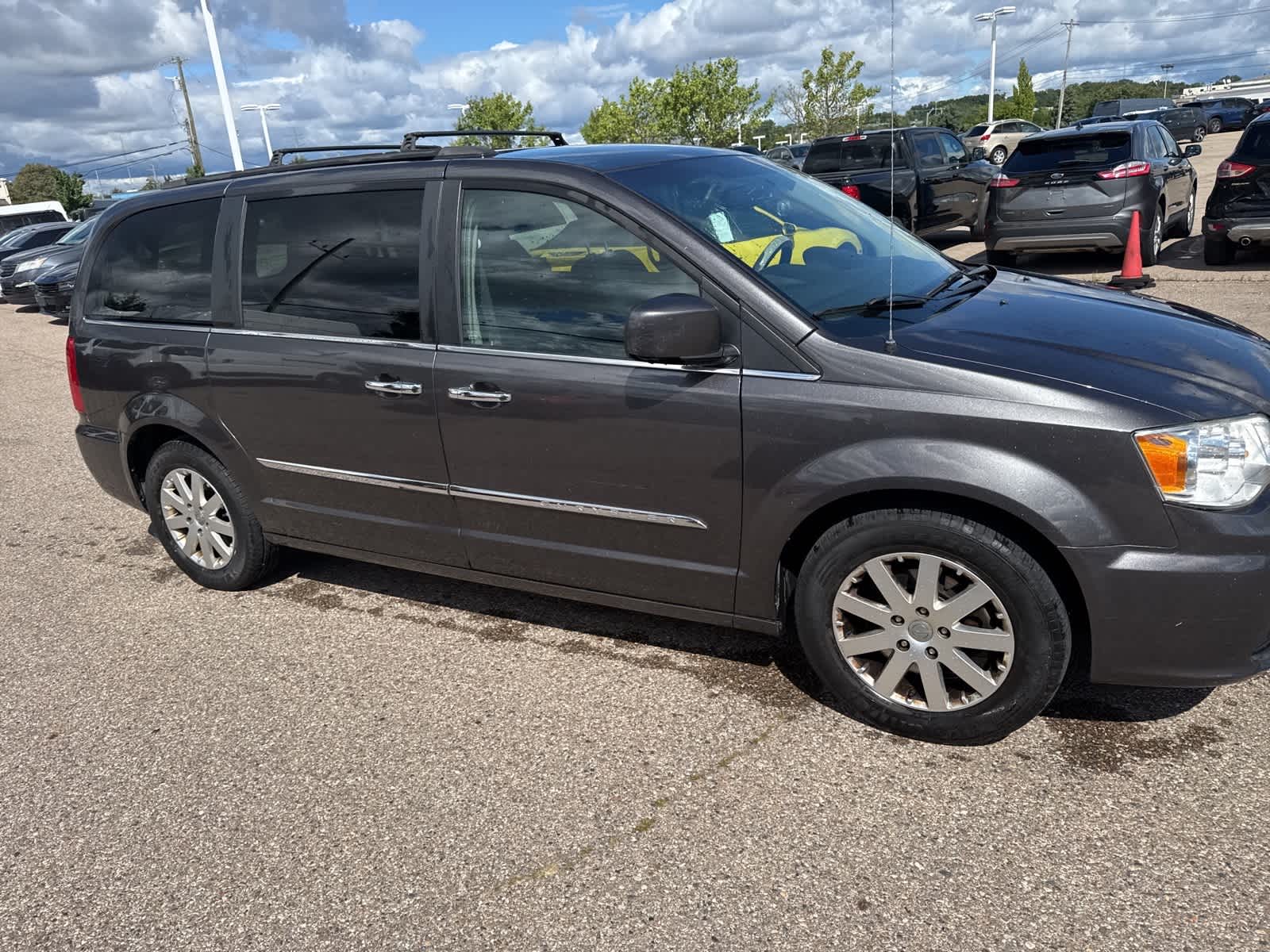 Thumbnail: 2015 Chrysler Town & Country - 9