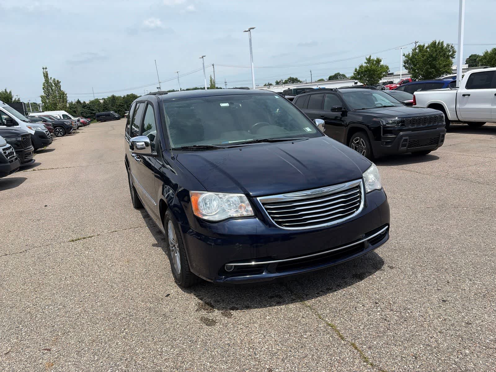 Thumbnail: 2014 Chrysler Town & Country - 5