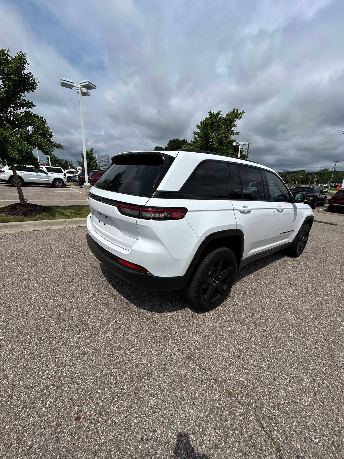 Thumbnail: 2023 Jeep Grand Cherokee - 18