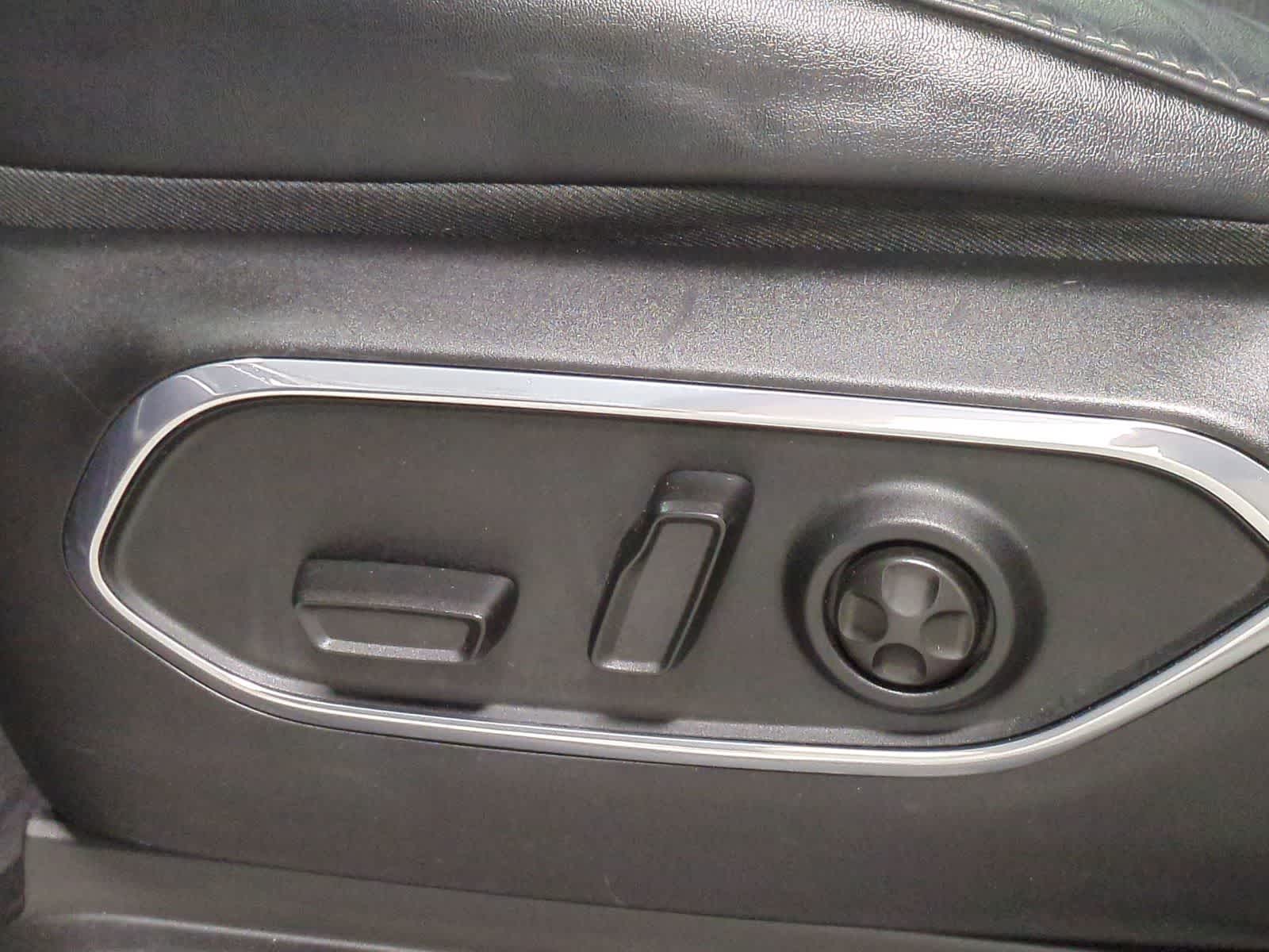 Thumbnail: 2023 Jeep Wagoneer - 16