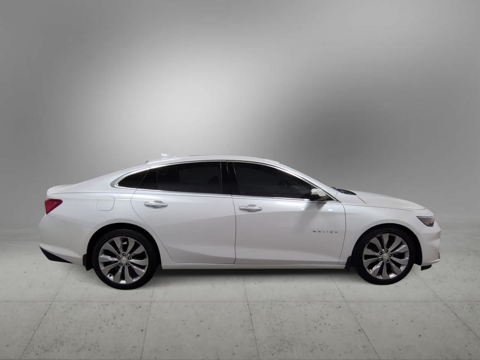 Thumbnail: 2018 Chevrolet Malibu - 9