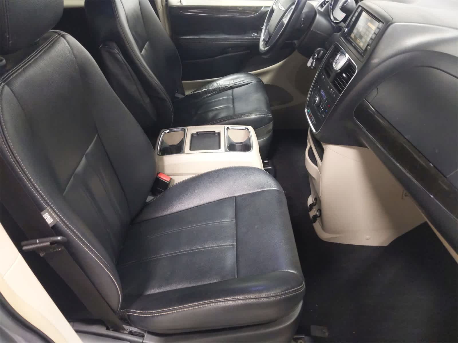 Thumbnail: 2014 Chrysler Town & Country - 22