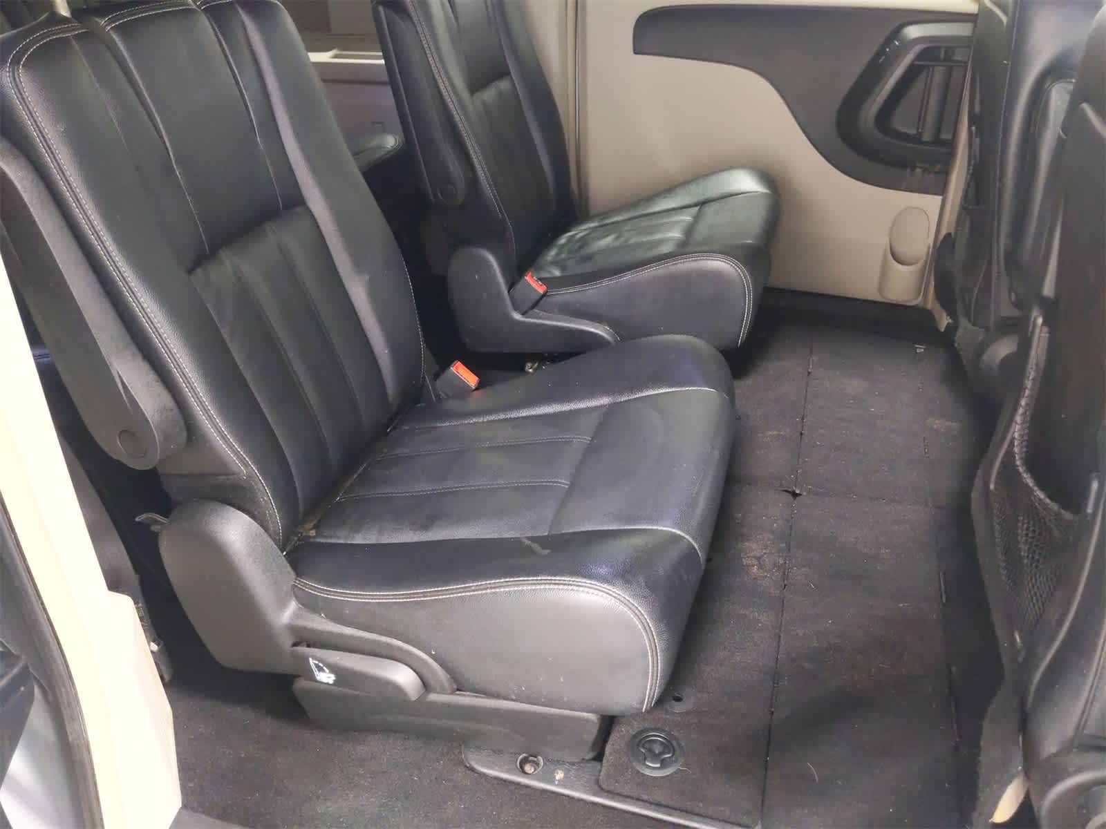 Thumbnail: 2014 Chrysler Town & Country - 21