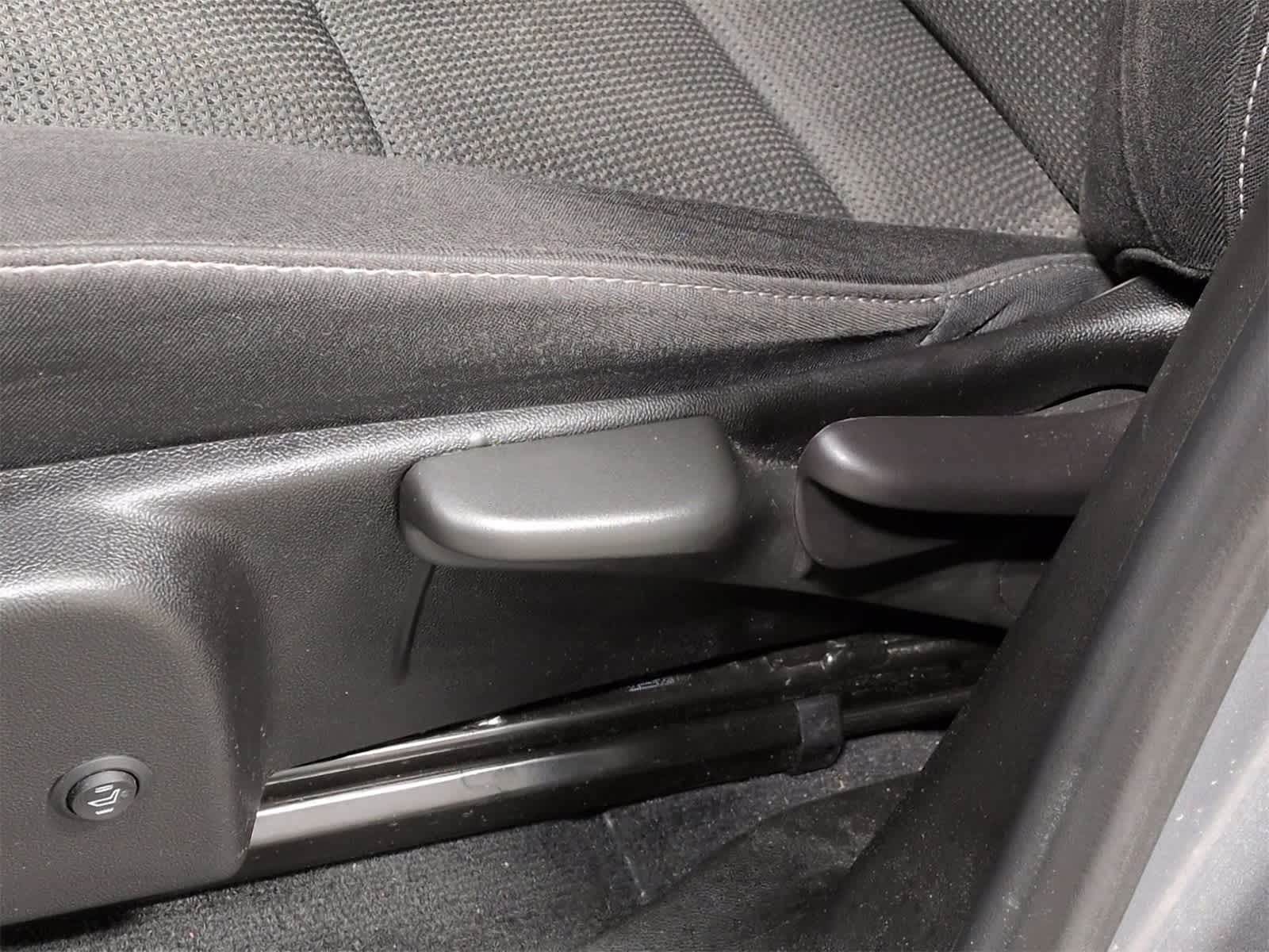 Thumbnail: 2023 Chevrolet Colorado - 18