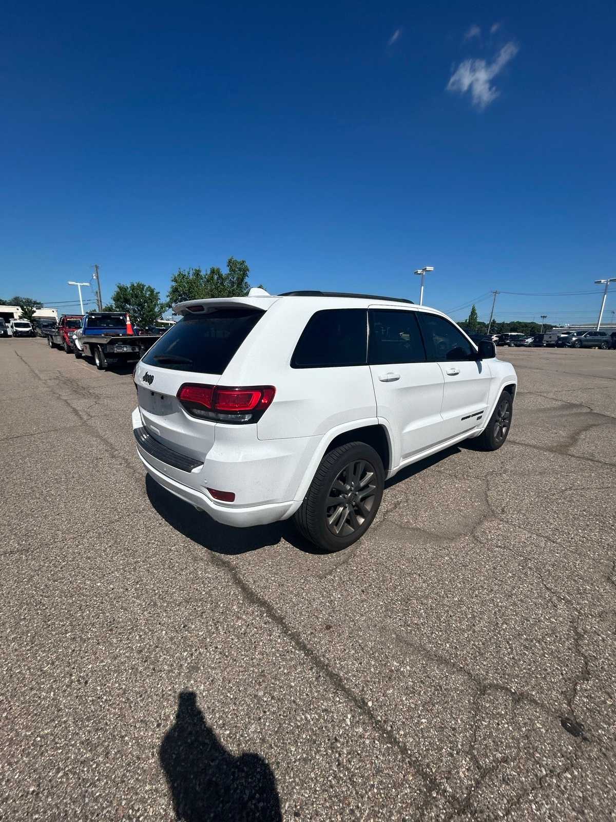 Thumbnail: 2017 Jeep Grand Cherokee - 15