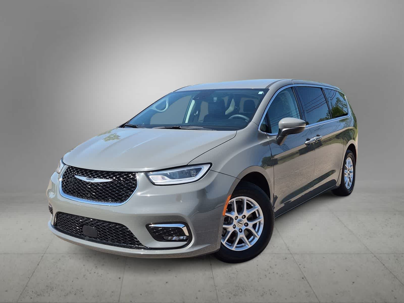 2023 Chrysler Pacifica Touring L's photo
