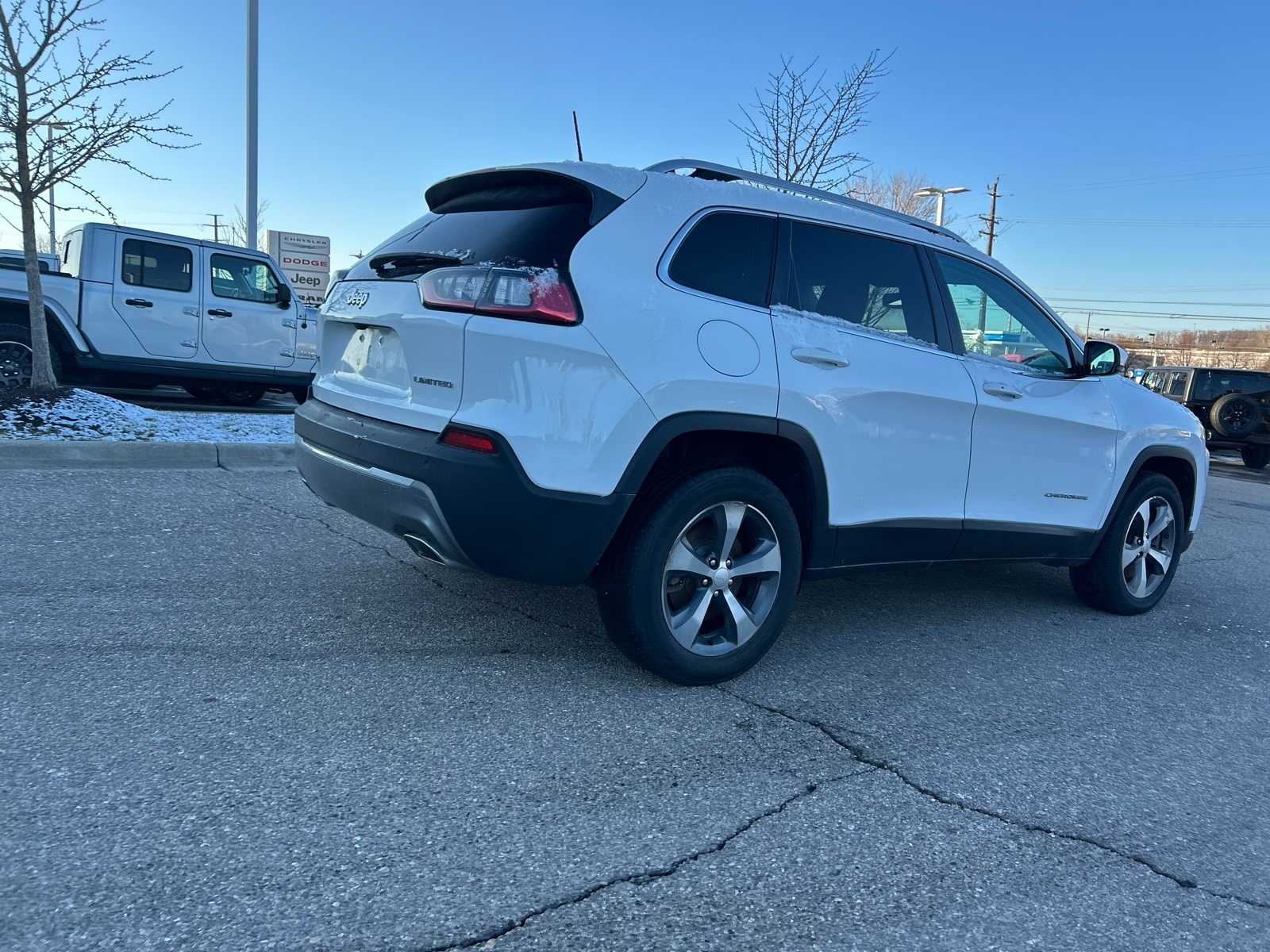 Thumbnail: 2019 Jeep Cherokee - 16
