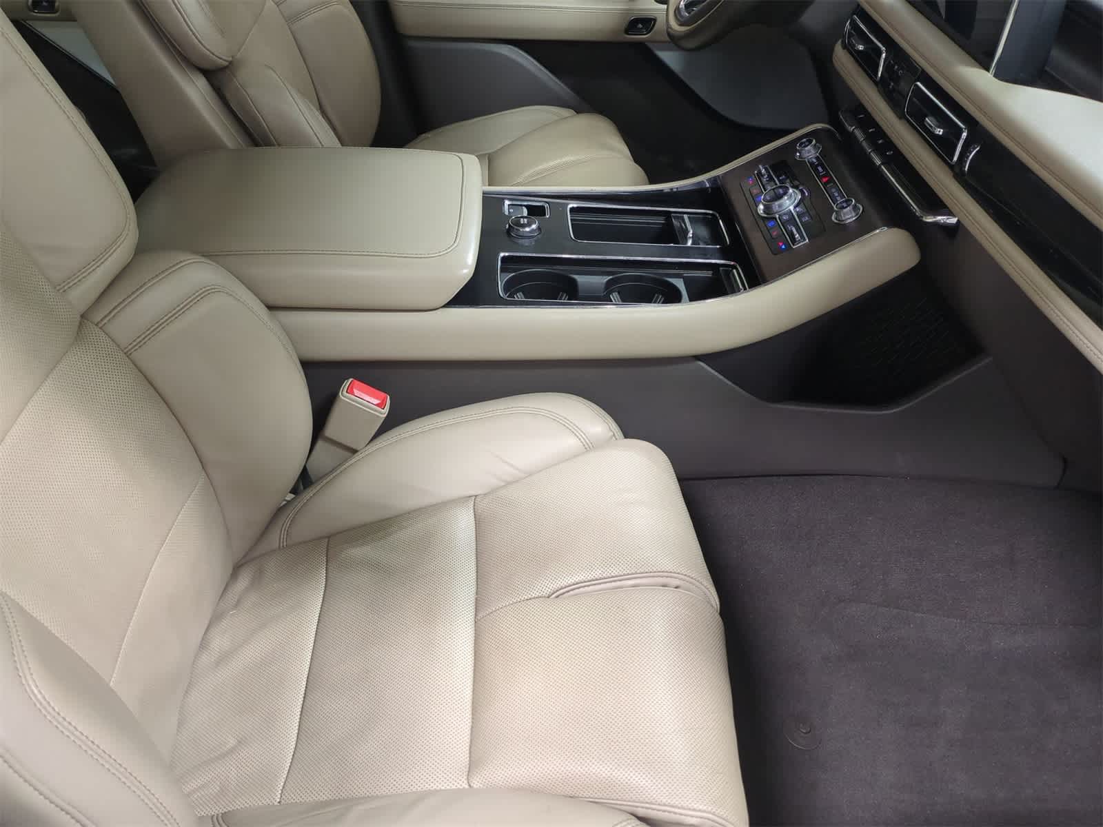 Thumbnail: 2020 Lincoln Aviator - 24