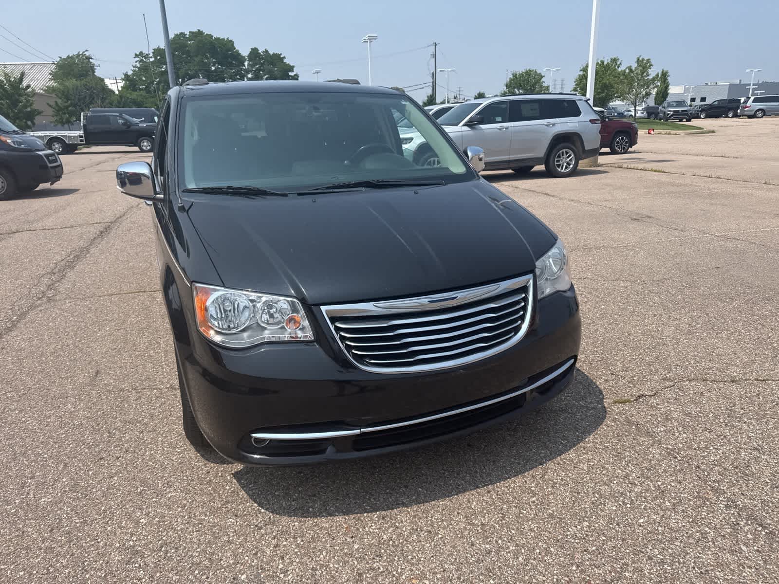 Thumbnail: 2016 Chrysler Town & Country - 6