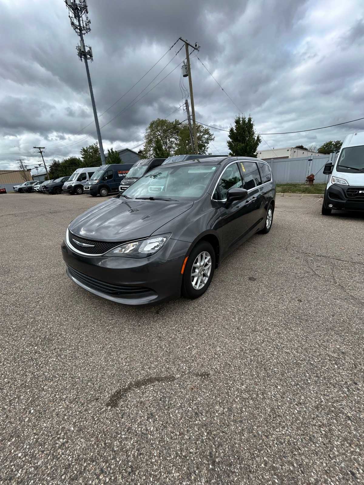 Thumbnail: 2017 Chrysler Pacifica - 4