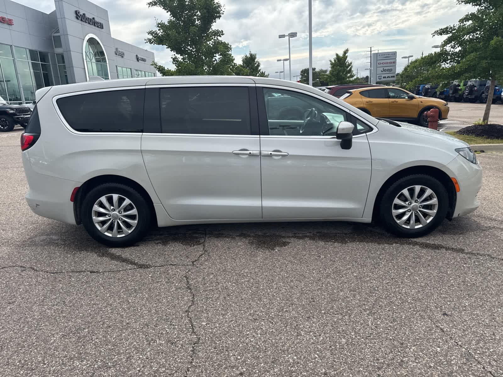 Thumbnail: 2017 Chrysler Pacifica - 12