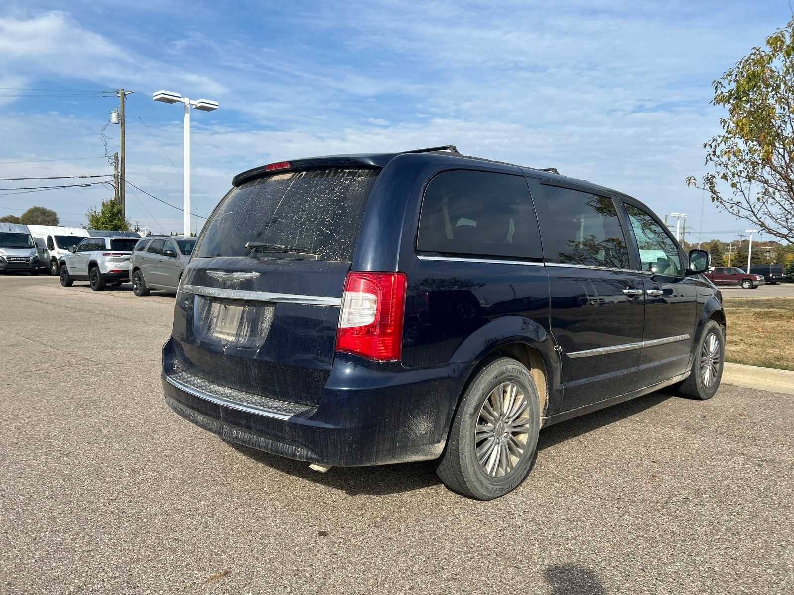 Thumbnail: 2016 Chrysler Town & Country - 14