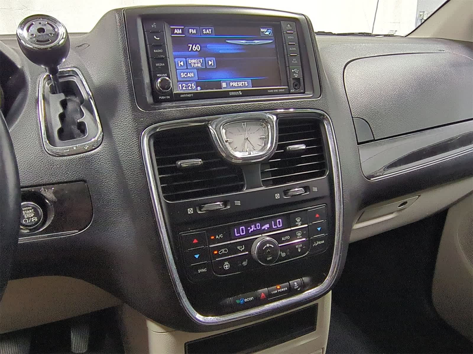 Thumbnail: 2016 Chrysler Town & Country - 29