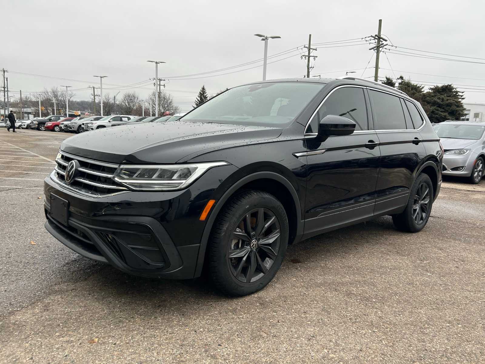 2024 Volkswagen Tiguan SE's photo