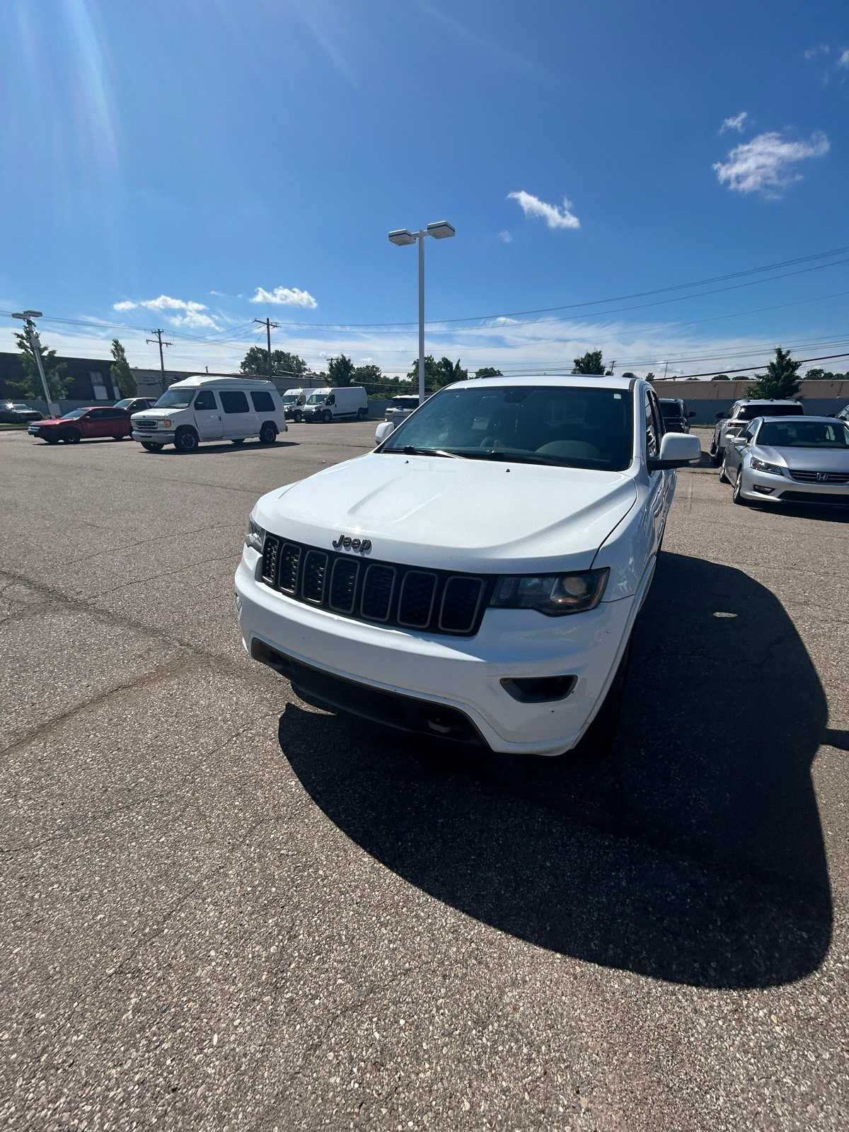 Thumbnail: 2017 Jeep Grand Cherokee - 3