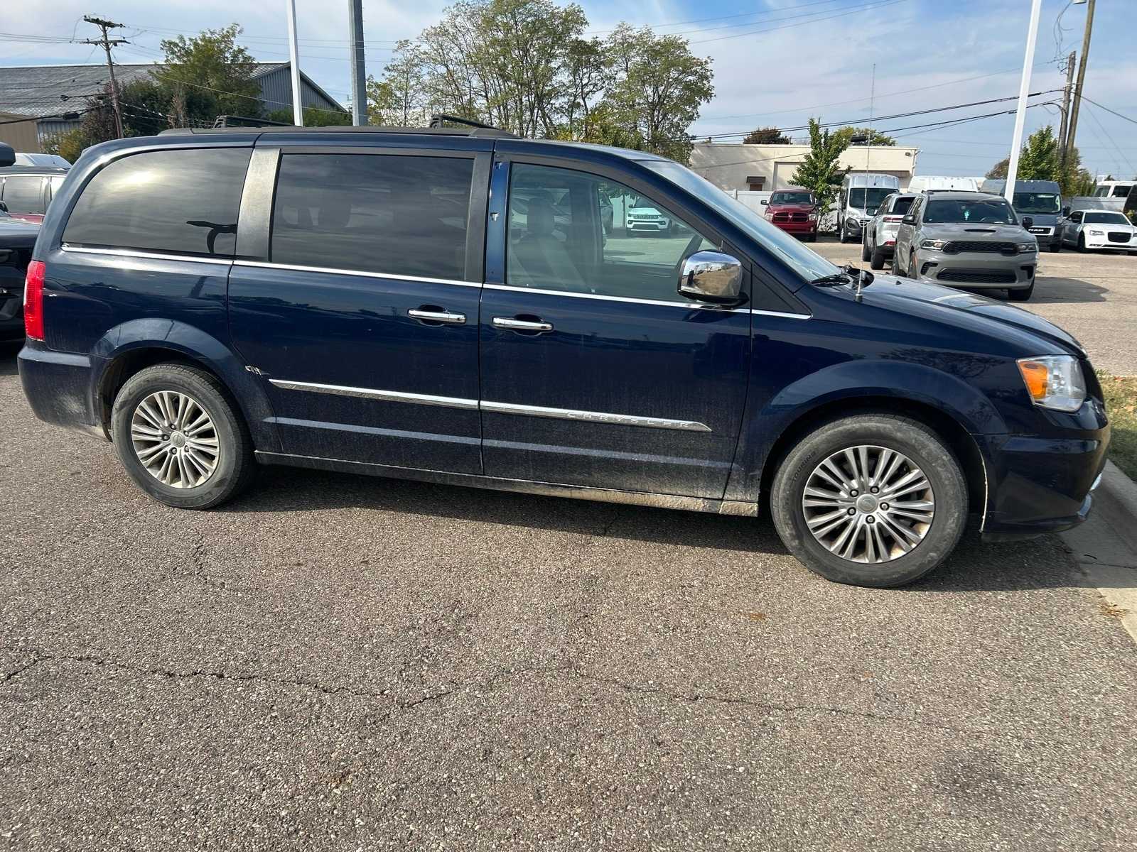 Thumbnail: 2016 Chrysler Town & Country - 8