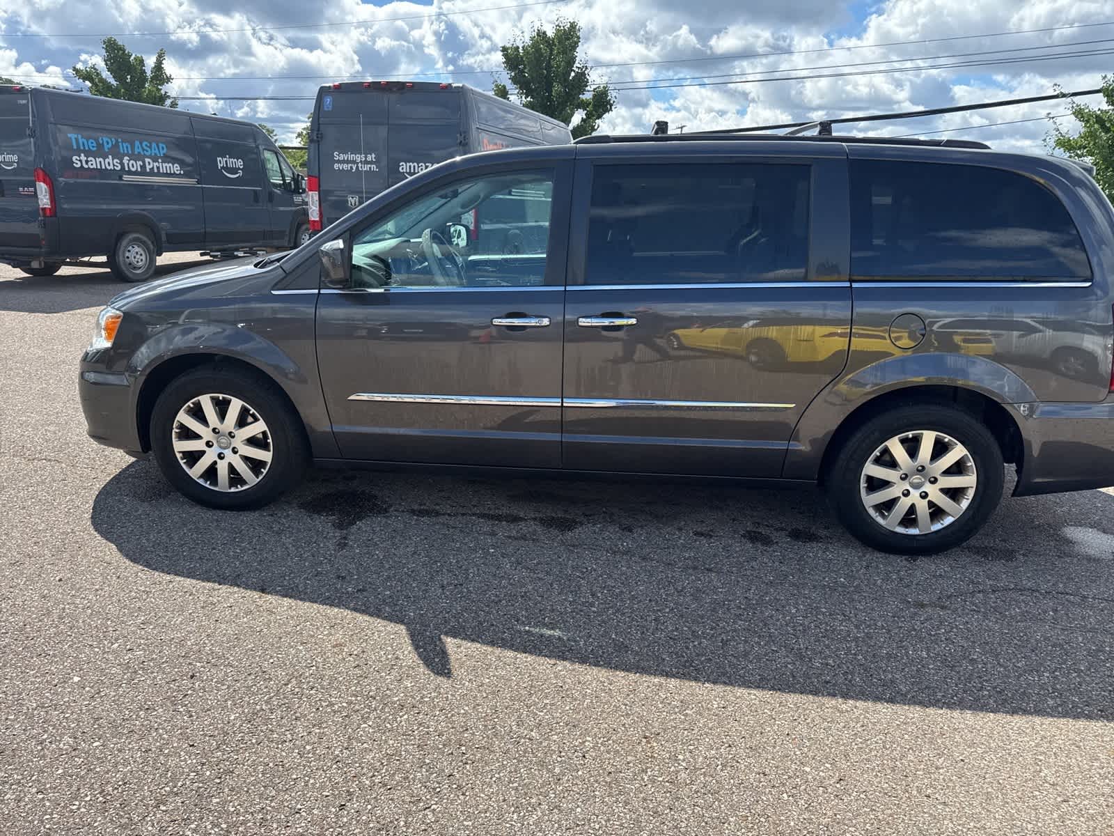 Thumbnail: 2015 Chrysler Town & Country - 23