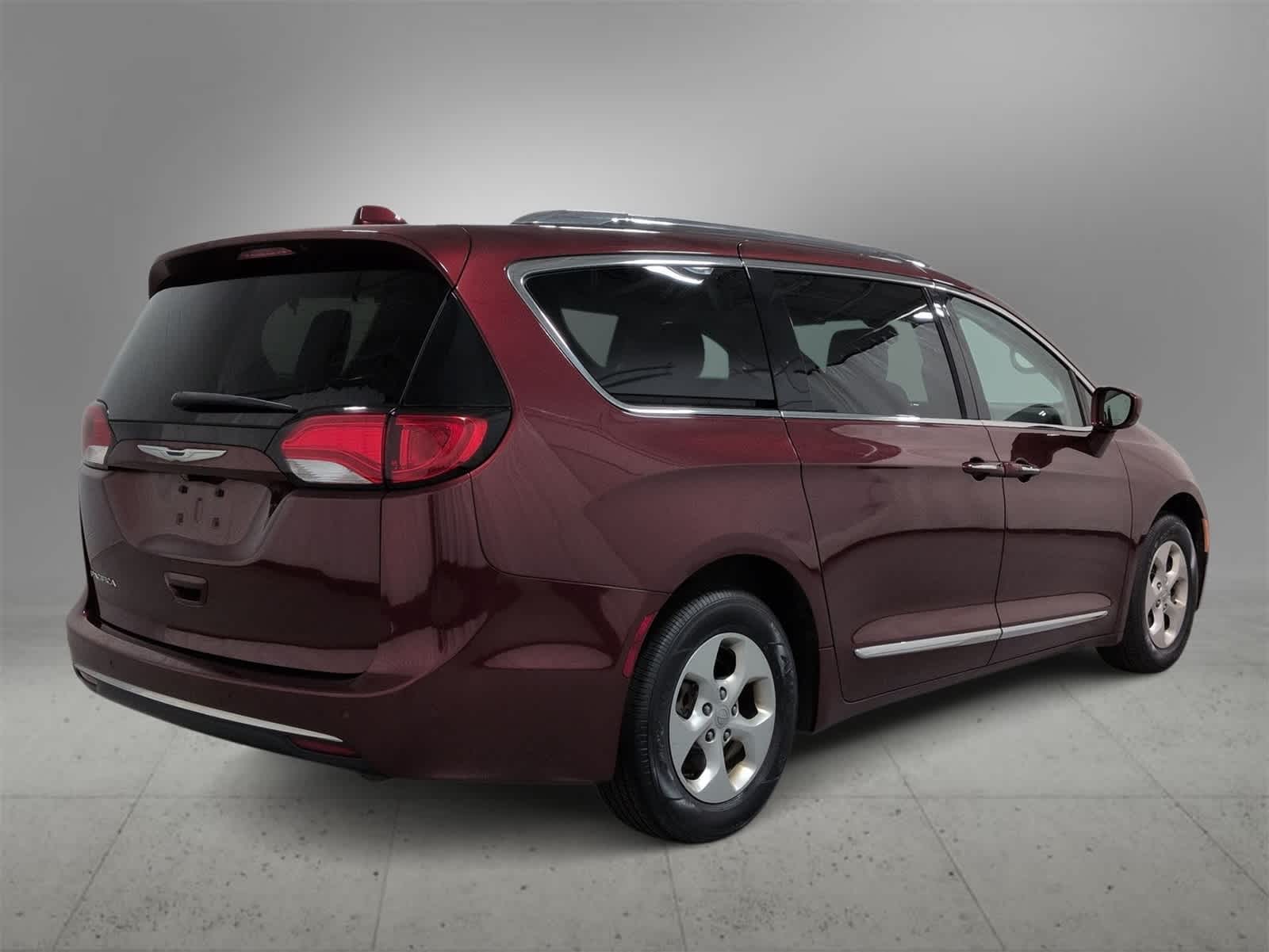 Thumbnail: 2017 Chrysler Pacifica - 8
