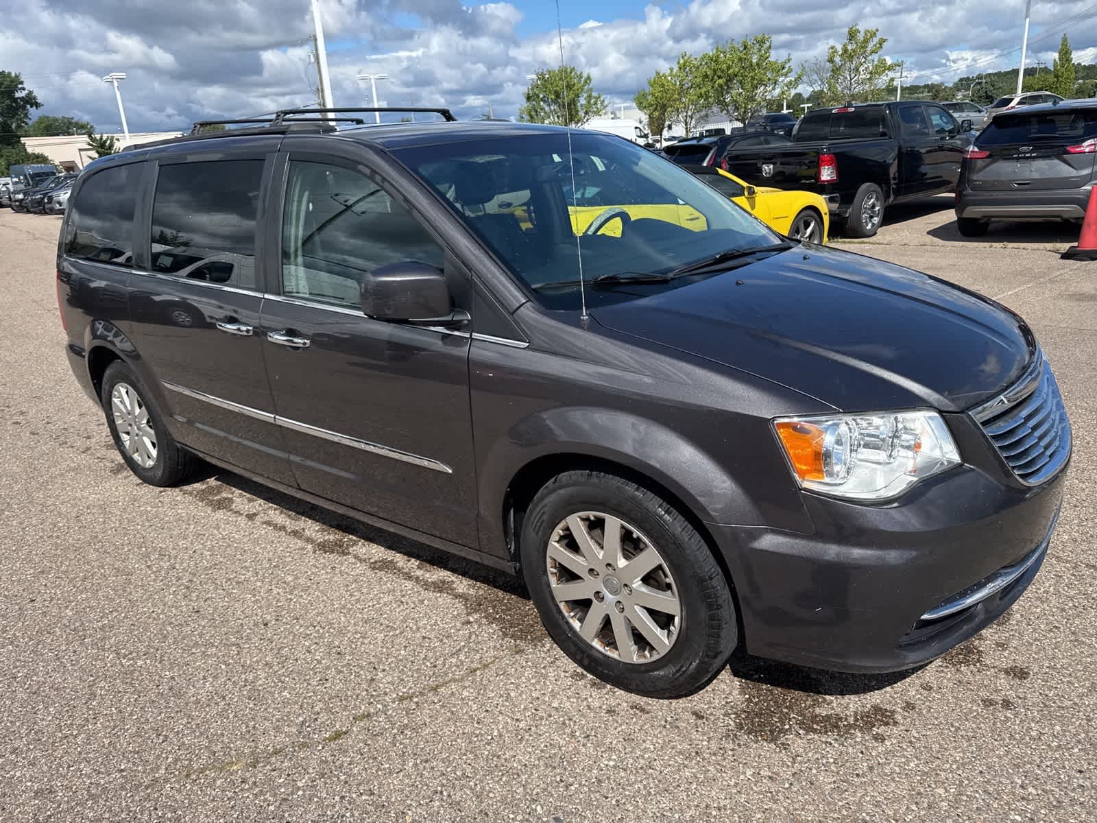 Thumbnail: 2015 Chrysler Town & Country - 8