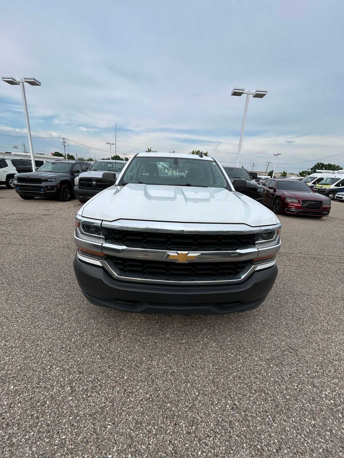 Thumbnail: 2017 Chevrolet Silverado 1500 - 3